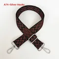 Détail de la bandoulière large réglable avec motif géométrique marron et noir et crochets argentés - A74 (Crochet Argenté)