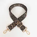 Détail de la bandoulière réglable A75 avec crochets dorés et motif géométrique marron - A75 (Crochet Doré)