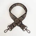 Détail de la bandoulière tissée réglable avec mousquetons en métal et motifs géométriques - A75 (Crochet Gunmetal)
