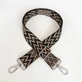 Détail de la bandoulière tissée A75 avec motif vagues et crochets en métal argenté - A75 (Crochet Argenté)