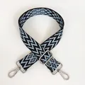 Détail de la bandoulière large réglable avec motifs tissés géométriques bleu et noir - A76 (Crochet Argenté)