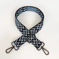 Détail de la bandoulière tissée ajustable avec motifs géométriques noirs et bleus et crochet métal - A76 (Crochet Gunmetal)