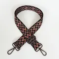 Détail d'une bandoulière ajustable à motif géométrique et fermoir mousqueton gris - A77 (Crochet Gunmetal)