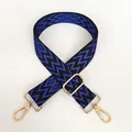Détail de la bandoulière réglable tissée aux motifs bleu-noir et mousquetons dorés - A78 (Crochet Doré)