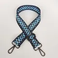 Détail de la bandoulière large à motif ethnique avec crochets en métal gris foncé - Losanges Bleu et Blanc (A63) + Crochet Bronze