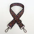 Détail de la bandoulière géométrique A64+ avec mousquetons en métal gris foncé - Motif Géométrique Coloré (A64) + Crochet Bronze