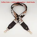 Détail de la bandoulière géométrique café avec mousquetons et boucles en métal doré brillant - Café + Bordure en Cuir Café