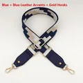 Détail de la bandoulière brodée bleue avec embouts en cuir et mousquetons dorés - Bleu avec Garniture Bleue