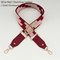 Détail de la bandoulière brodée géométrique bordeaux avec des attaches dorées en métal - Rouge Vin avec Garniture Rouge Vin