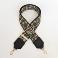 Dettaglio del ricamo floreale sulla tracolla larga verde con pelle nera e ganci dorati - Modello 2 (Pelle Nera / Gancio Dorato)