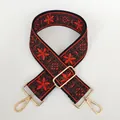 Détail de la broderie florale ethnique rouge et marron sur une large bandoulière - Taille 4