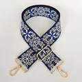 Dettaglio tracolla ricamata in stile etnico blu e bianco con ganci in metallo oro - Gancio d'Argento / Misura 5