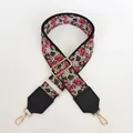 Détail de la bandoulière brodée florale rose avec bouts en cuir noir et crochets dorés - Motif 6 (Cuir Noir / Crochet Doré)