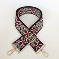 Détail de la bandoulière brodée style ethnique avec crochets dorés et motifs floraux - Taille 6