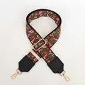 Gros plan de la broderie florale bohème sur bandoulière réglable avec boucles dorées - Motif 8 (Cuir Noir / Crochet Doré)