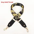 Detalle de correa de bolso camuflaje ajustable con hilos de oro gris y hebilla - Gris e Hilo Dorado
