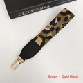Dettaglio del cinturino leopardato verde oliva con moschettone dorato e finiture in pelle - Verde + Gancio Dorato