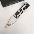 Cinturino leopardato per cover cellulare con finta pelle bianca e moschettone dorato - Bianco + Gancio Dorato