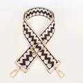 Dettaglio tracolla larga intrecciata stile etnico con ganci dorati e motivo a onde - Stile N. 3 (Gancio Dorato)