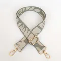Detail van de geborduurde brede tasriem in grijsgroen en beige met gouden haken - Luipaard Stijl 1 met Gouden Haak
