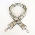 Detail van de verstelbare groen-witte camouflage schouderriem met zilveren haken - Luipaard Stijl 1 met Zilveren Haak