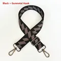 Detalle de la correa geométrica negra y gris con ganchos giratorios de metal oscuro - Negro + Gancho de Color Metálico