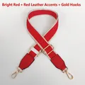 Detalle de correa trenzada roja con motivos geométricos y enganche dorado - Rojo Brillante (Cierre Dorado)