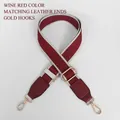 Dettaglio tracolla jacquard bordeaux con finiture dorate e inserti in pelle rossa - Rosso Vino (Gancio Dorato)