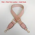 Dettaglio della tracolla rosa regolabile in tessuto con motivi geometrici e ganci dorati - Rosa (Gancio Dorato)