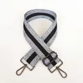 Detailansicht grauer und schwarzer Taschenriemen mit Gunmetal Karabinern - Grau + Gunmetal-Haken