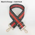 Detailansicht des verstellbaren schwarz-orangen Webgurts mit goldenen Metallkarabinern - Schwarz & Orange mit Goldenem Haken