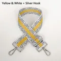Detail eines gelb-weiß gestreiften Canvas-Taschenriemens mit silbernen Haken und Punkten - Gelbweiß + Silberner Haken