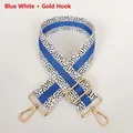 Blau-weißer Segeltuch-Taschenriemen mit hellgoldenen Metall-Drehhaken im Detail - Blauweiß + Goldener Haken