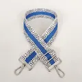 Nahaufnahme von blau-weiß gestreiftem Taschenurt mit silbernen Metallhaken und Punkten - Blauweiß + Silberner Haken