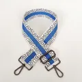 Detailansicht verstellbarer Gurt in Blau-Weiß mit kugelgrauen Metallkarabinern - Blauweiß + Gunmetal-Haken