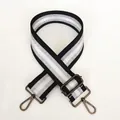 Detailaufnahme vom breiten gestreiften Taschengurt mit schwarzen Gunmetal Metallhaken - Schwarz + Gunmetal-Haken