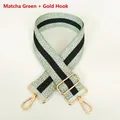 Detailansicht verstellbarer Taschenriemen in Matchagrün mit goldenen Metallhaken - Matcha-Grün + Goldene Beschläge