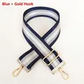 Detail eines verstellbaren blau-silbernen Taschenriemens mit edlen goldfarbenen Haken - Blau + Goldener Haken