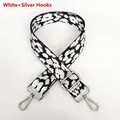Dettaglio tracolla larga leopardata bianca con ganci in metallo argento regolabili per borse - Bianco + Gancio d'Argento