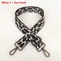 Détail de la bandoulière léopard blanc avec mousquetons pivotants et boucle en métal fusil - Motif Blanc 1 + Crochet Gunmetal