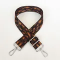 Gros plan d'une bandoulière léopard large avec crochets et curseur en métal argenté - Motif Marron 2 + Crochet Argenté
