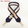 Détail d'une bandoulière en nylon rayé avec crochets dorés et attaches en cuir bleu - Bleu + Crochet Doré