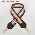 Détail de la bandoulière en nylon de 5cm avec crochets dorés et finitions en cuir - Café + Crochet Doré