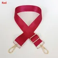 Detailsicht des weinroten Nylon-Schultergurts mit goldenen Metallschnallen und Haken - Silberner Haken / Rot