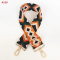 Détail d'une bandoulière de 5cm de large ajustable avec motif géométrique tissé - A110