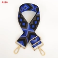 Détail de la bandoulière tissée géométrique bleue et grise avec crochets dorés - A116