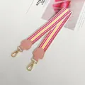 Dettaglio della tracolla in tela intrecciata rosa con moschettoni in metallo dorato - Rosa + Gancio Dorato