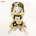 Détail de la bandoulière réglable de 5 cm de large avec motifs géométriques jaunes - A119