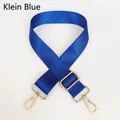 Detailansicht des Klein-blauen Nylon-Schultergurts mit goldfarbenen Metallkarabinern - Silberner Haken / Klein-Blau