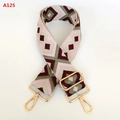 Détail de la bandoulière en jacquard géométrique avec mousquetons en métal doré - A125